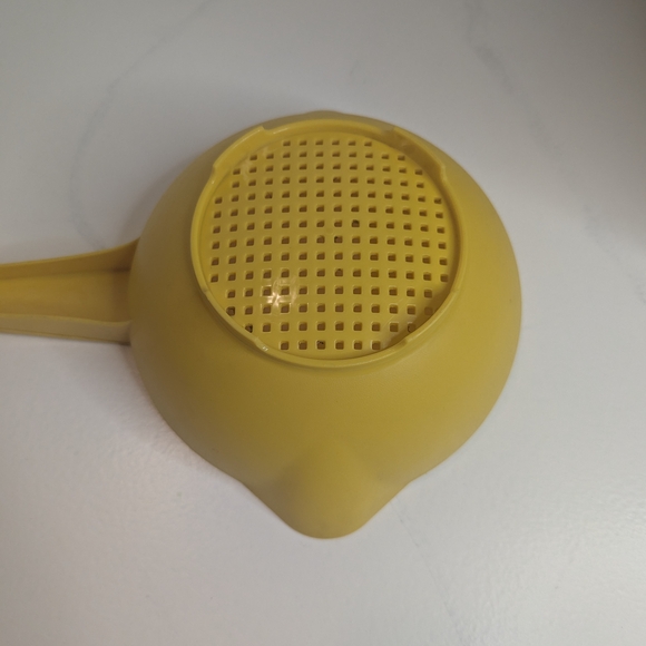 VTG Tupperware #1200-5 Yellow Colander/ Strainer w/ 2 Spout, Retro Kitchenware - Picture 4 of 7